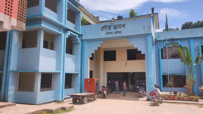 চান্দিনায় পৌর নির্বাহী কর্মকর্তাকে লাঞ্ছিত করলেন অধীনস্থ কর্মচারী